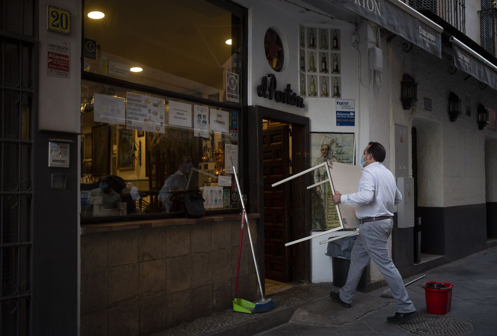 El cierre de los comercios y la hostelería se adelantan en Sevilla