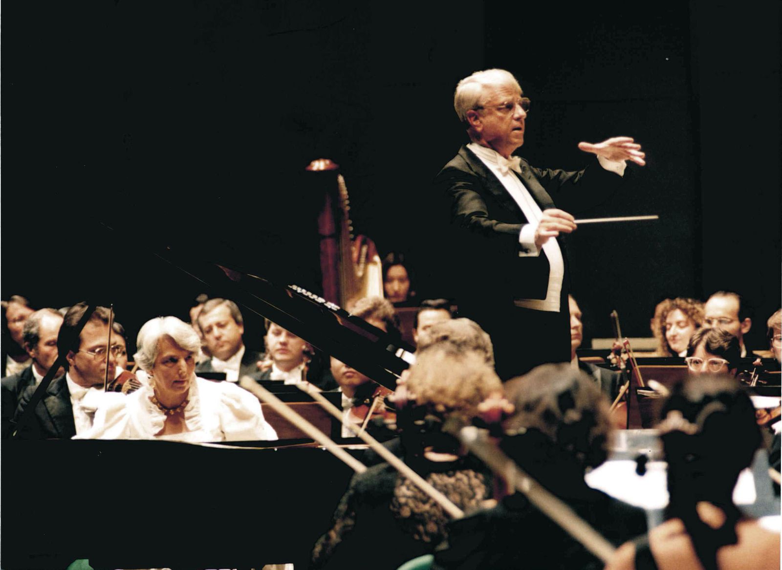 Manuela Caro al piano dirigida por Cristóbal Halffter en un programa de la ROSS en el Maestranza en 1994.