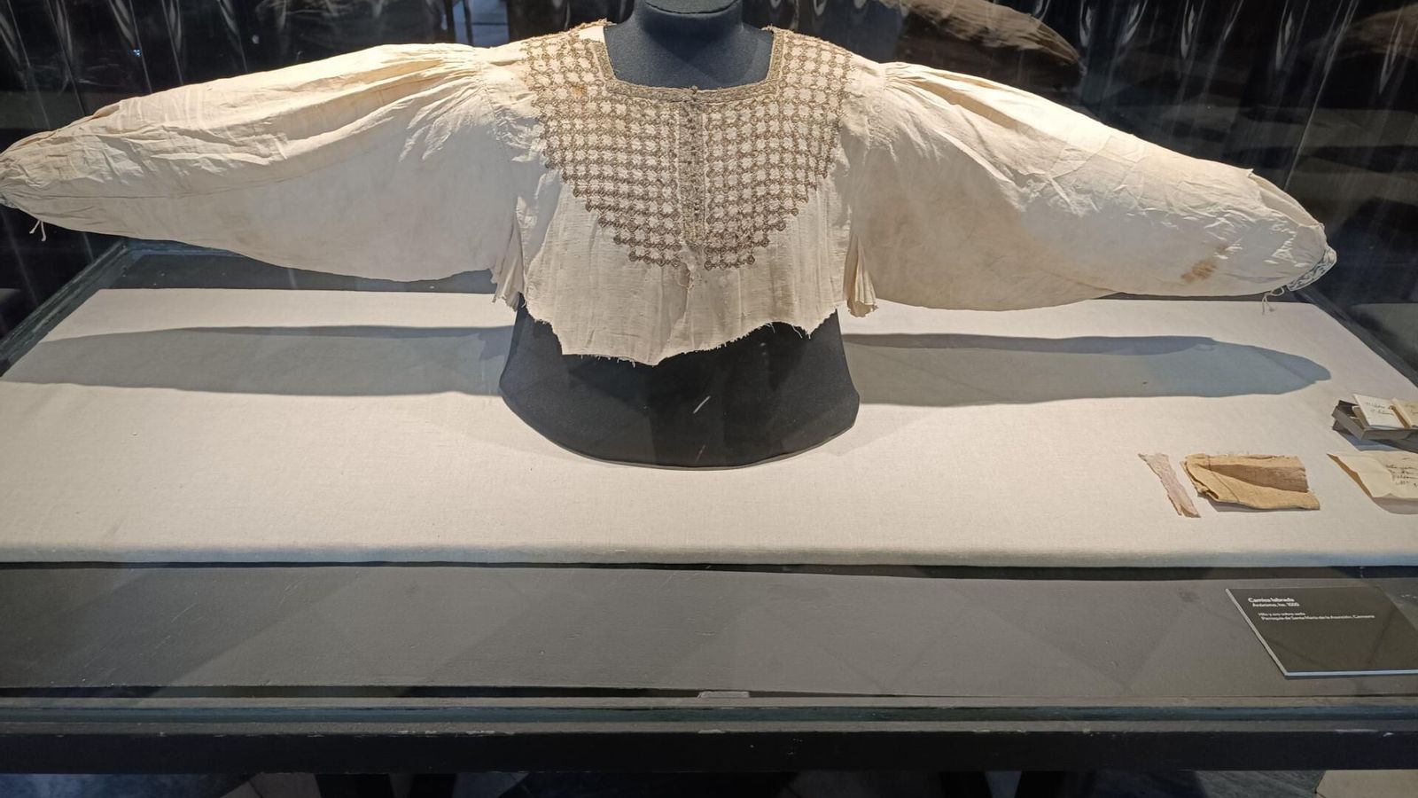 La camisa morisca, del XVI, con bordados en el pectoral.