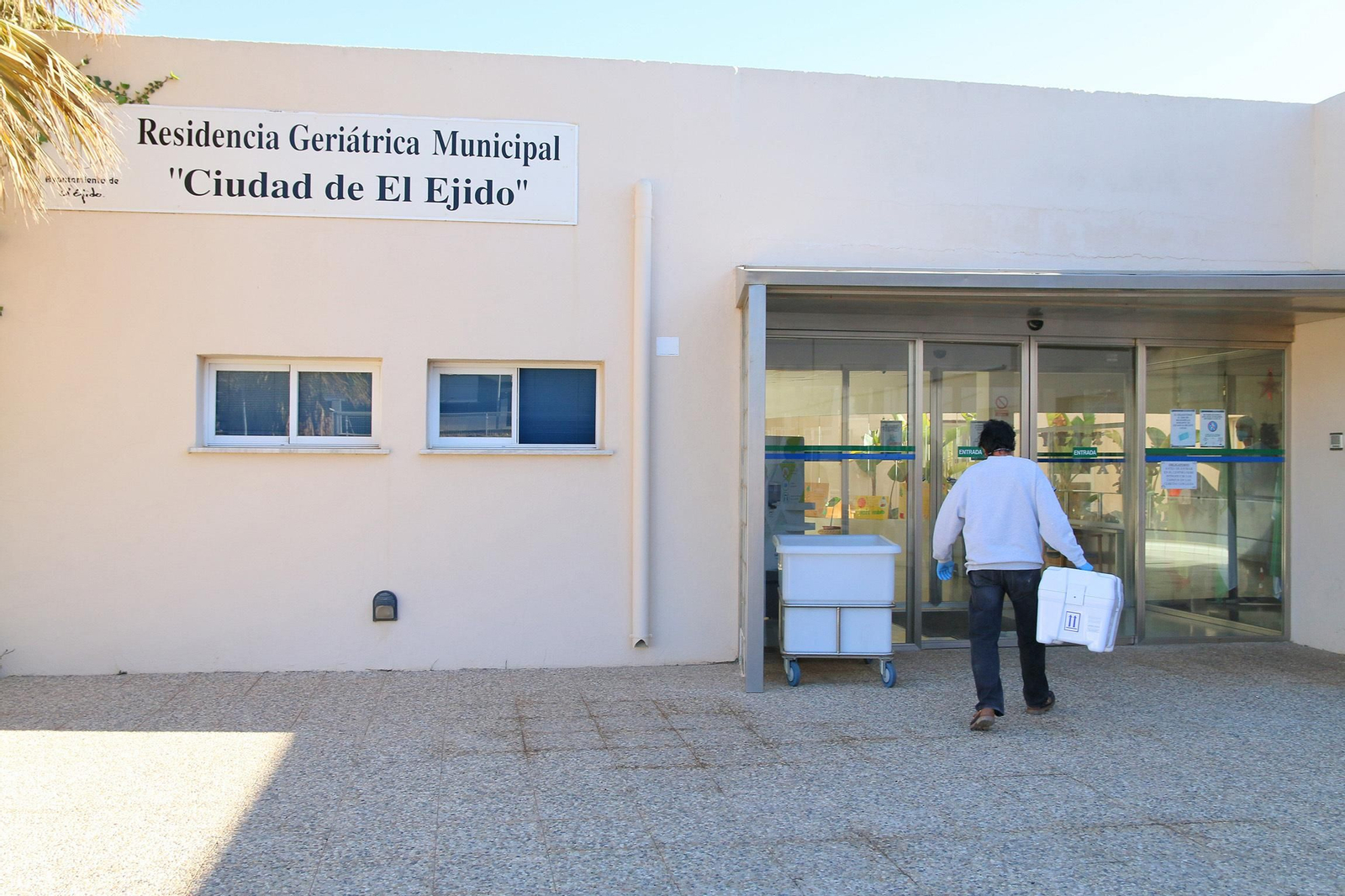 Las imágenes de la llegada de las primeras vacunas contra el COVID-19 a Almería