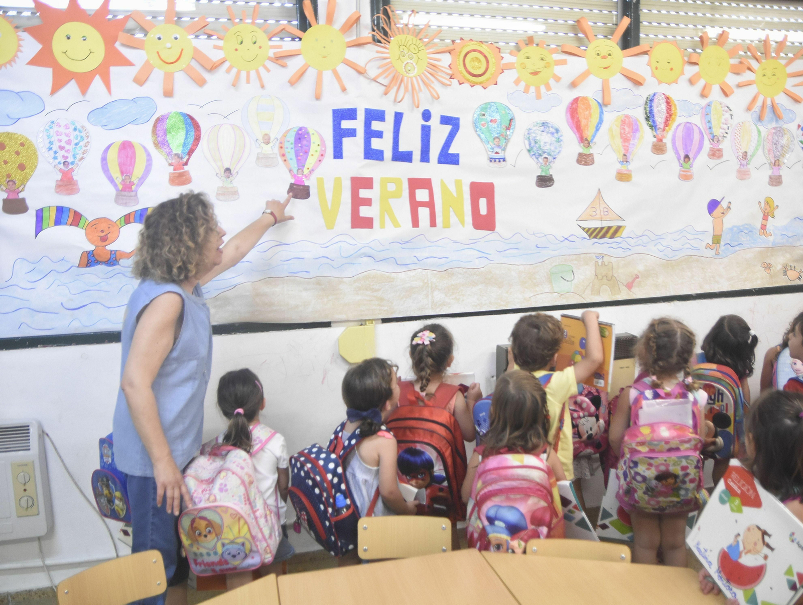 Alumnos del colegio Juan de Mena durante el último día de clases