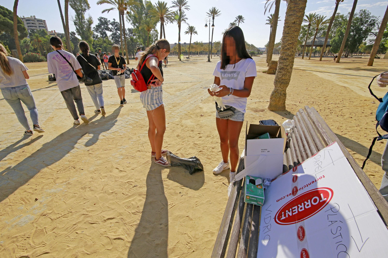 Imágenes del grupo juvenil Green Team Jerez limpiando en el Parque González Hontoria