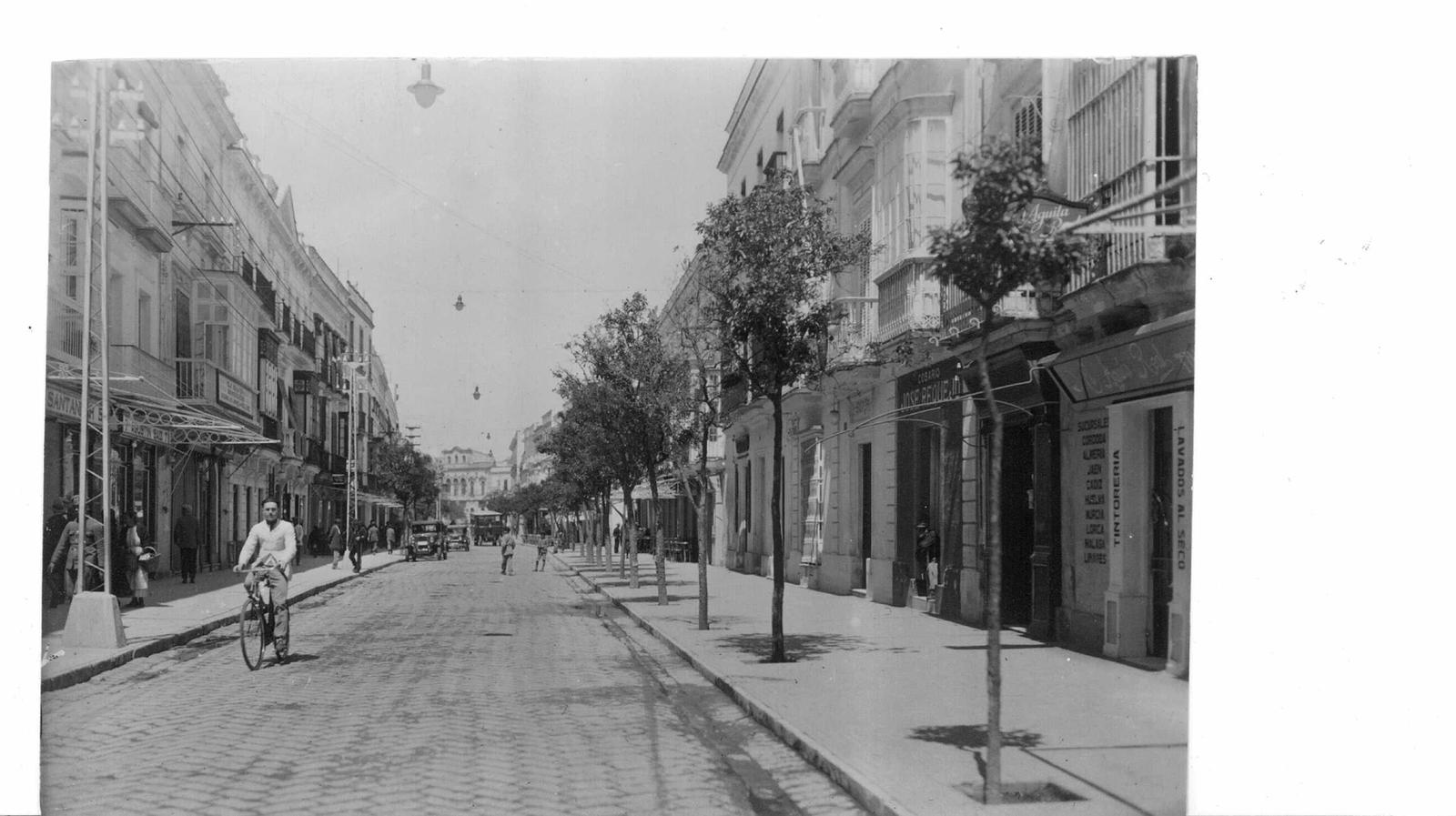La calle Larga con vehículos Diez fotos que no volverán a repetirse en Jerez.