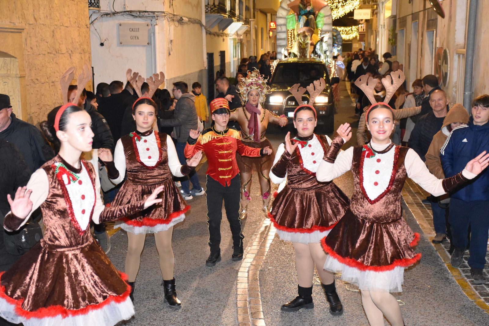Macael desborda ilusión en la visita de los Reyes Magos: la cabalgata, en imágenes