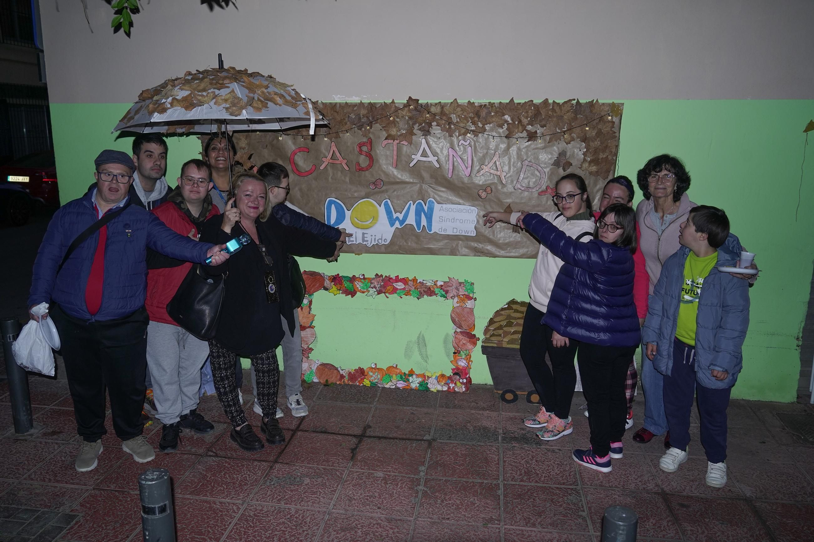 La concejal de Discapacidad con algunos de los participantes de Down El Ejido.