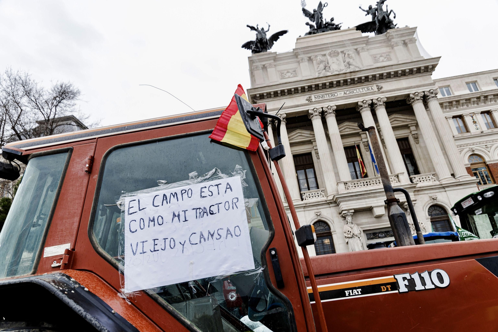 Un tractor llega a las puertas del Ministerio de Agricultura, en la pasada manifestación en Madrid.
