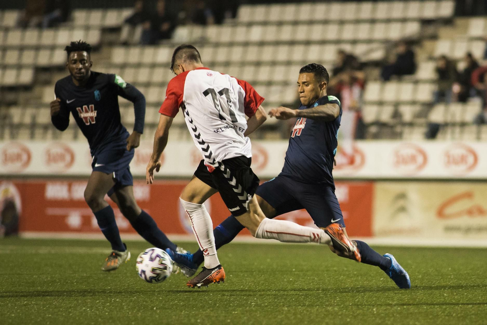 Machís disputa un balón dividido en la eliminatoria ante el Hospitalet
