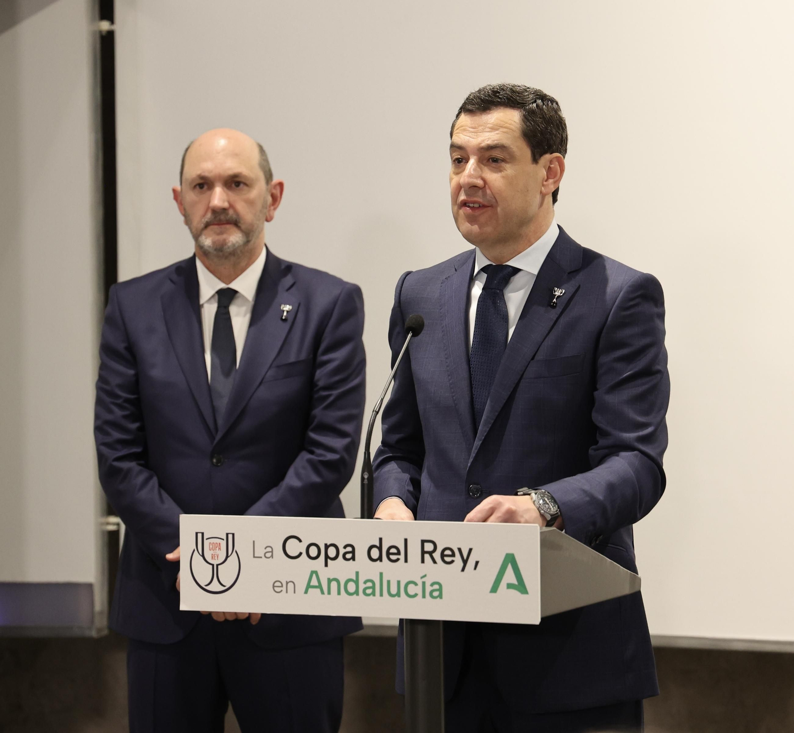 El presidente de la Junta de Andalucía recibe la Copa del Rey e inaugura la exposición "Los reyes de la Copa"
