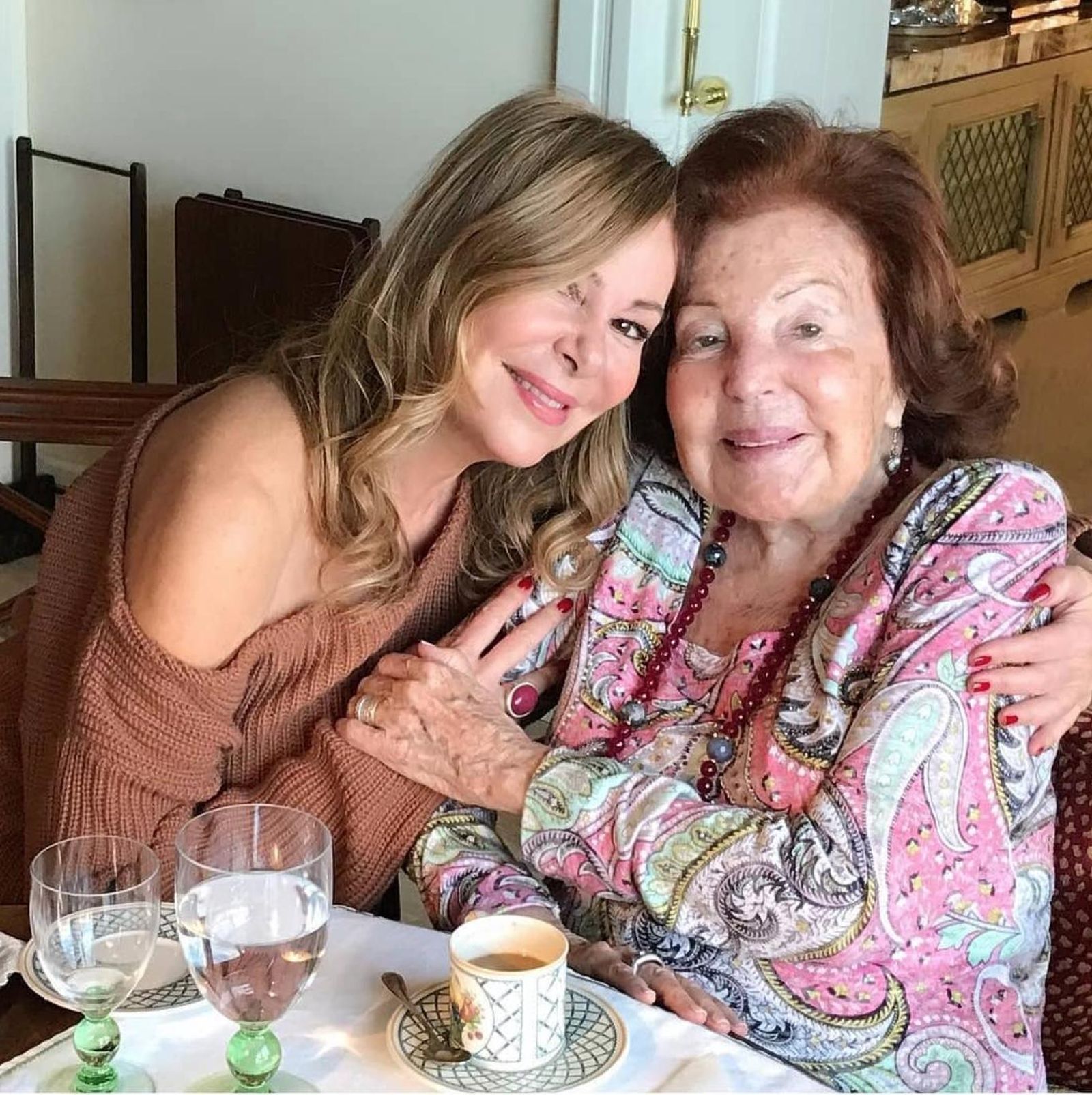 Ana Obregón y su madre en una foto compartida en las redes sociales