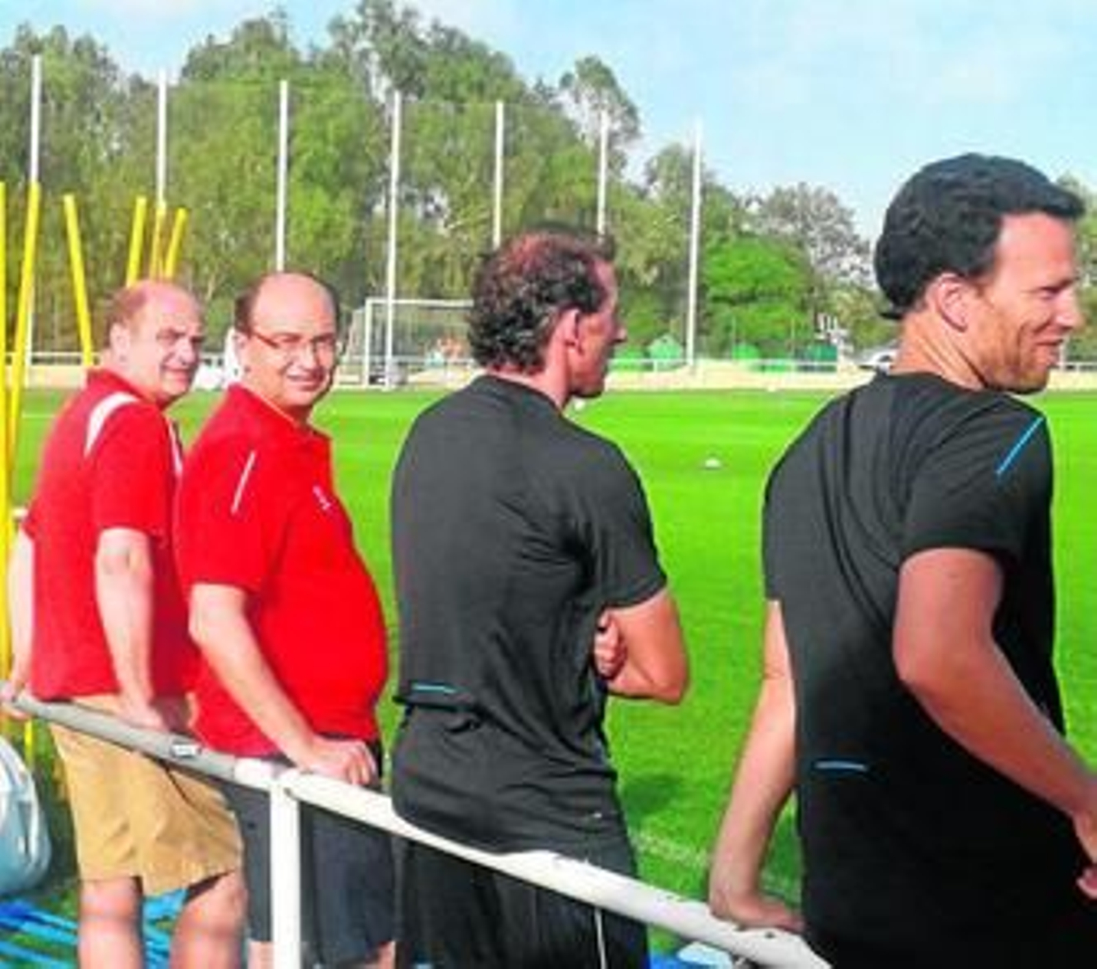 José Castro, junto al consejero José María Manzano, el técnico Óscar Arias y el médico Juan José Jiménez, en el entrenamiento vespertino.