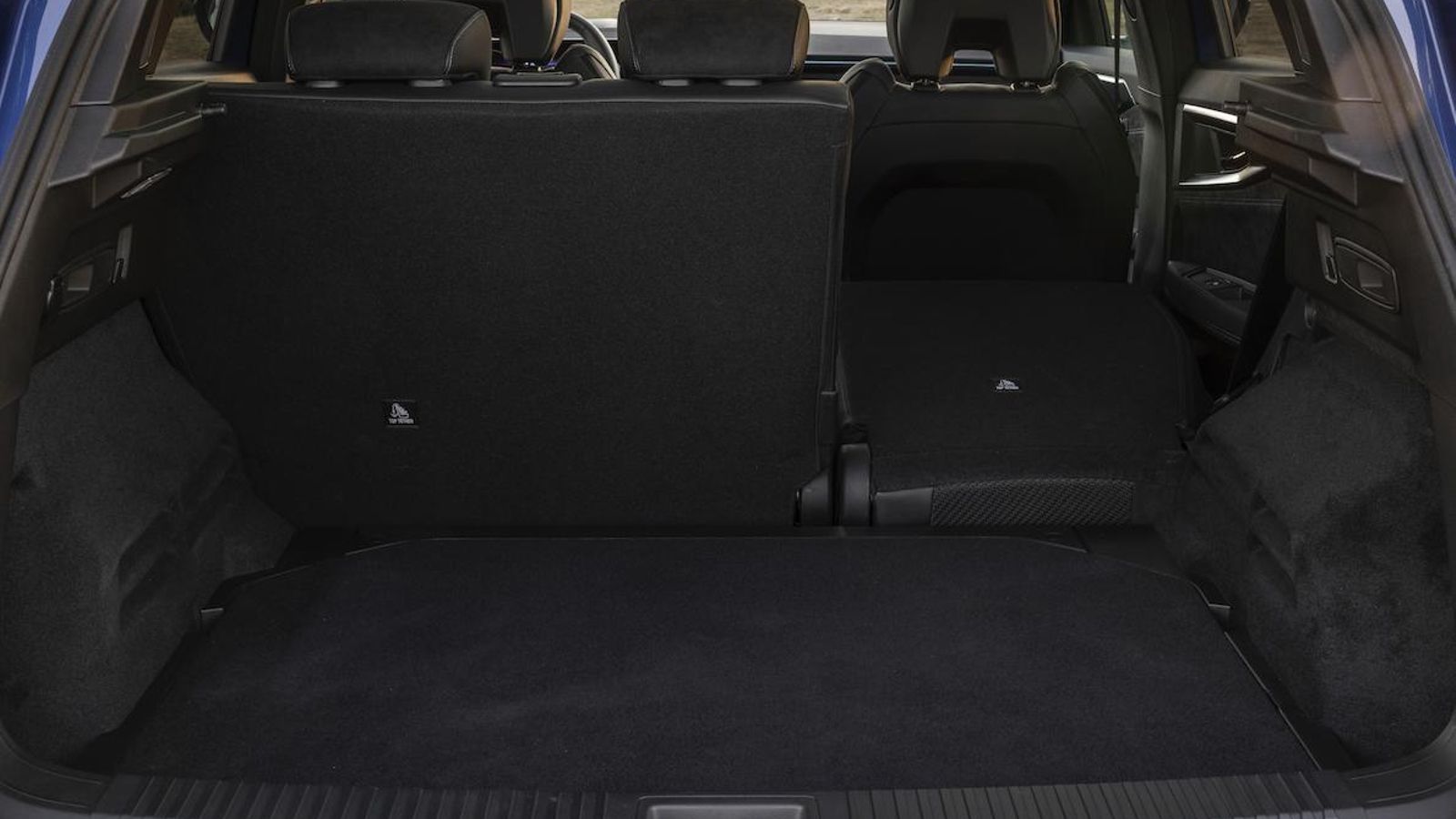 Hay poca altura hasta la bandeja ocultaequipaje y no mucho fondo en el maletero del Austral. De ahí que no sea muy capaz. Lo sería mucho más aprovechando todo el considerable espacio que hay bajo el suelo.