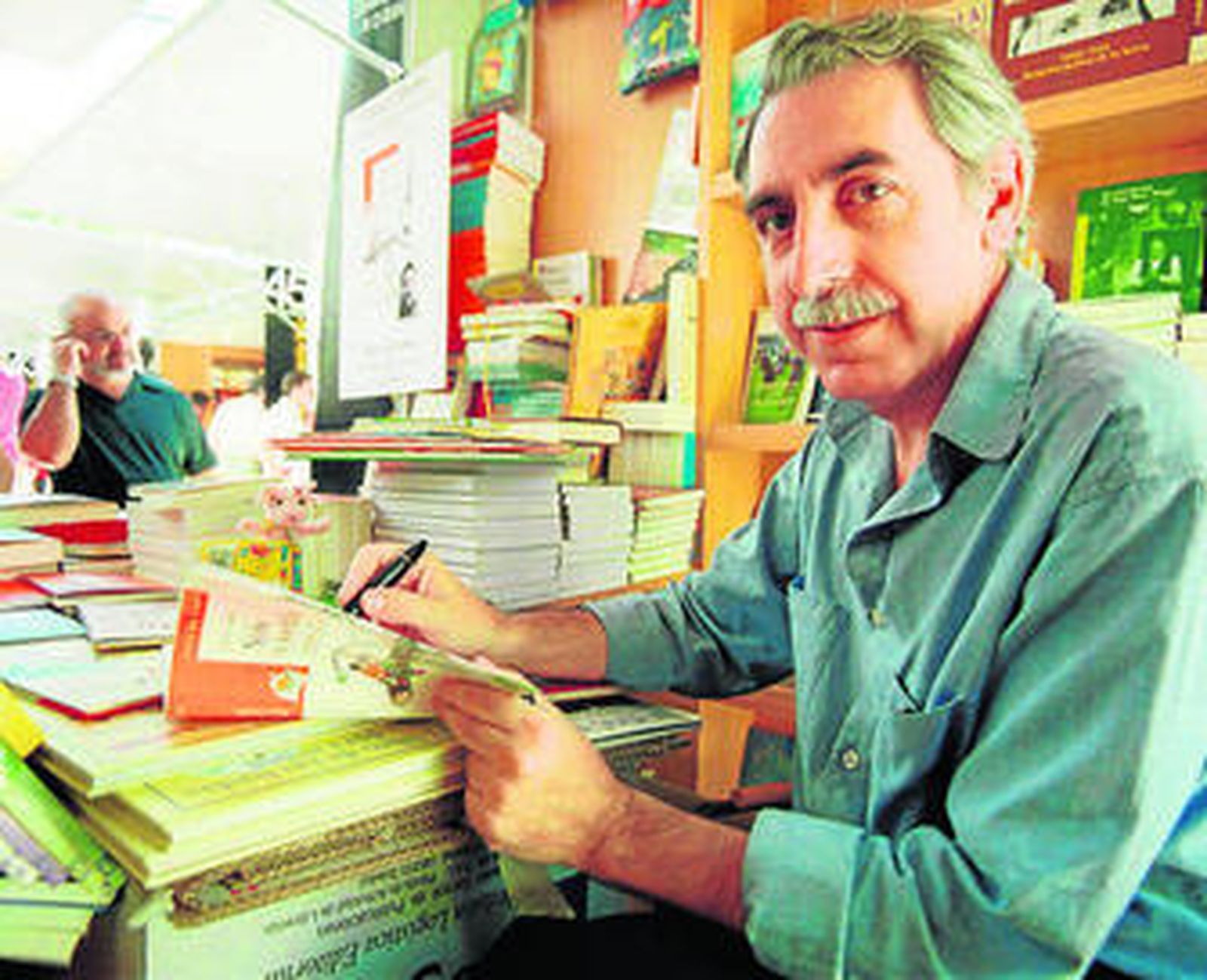 Eliacer Cansino, durante una firma de libros.