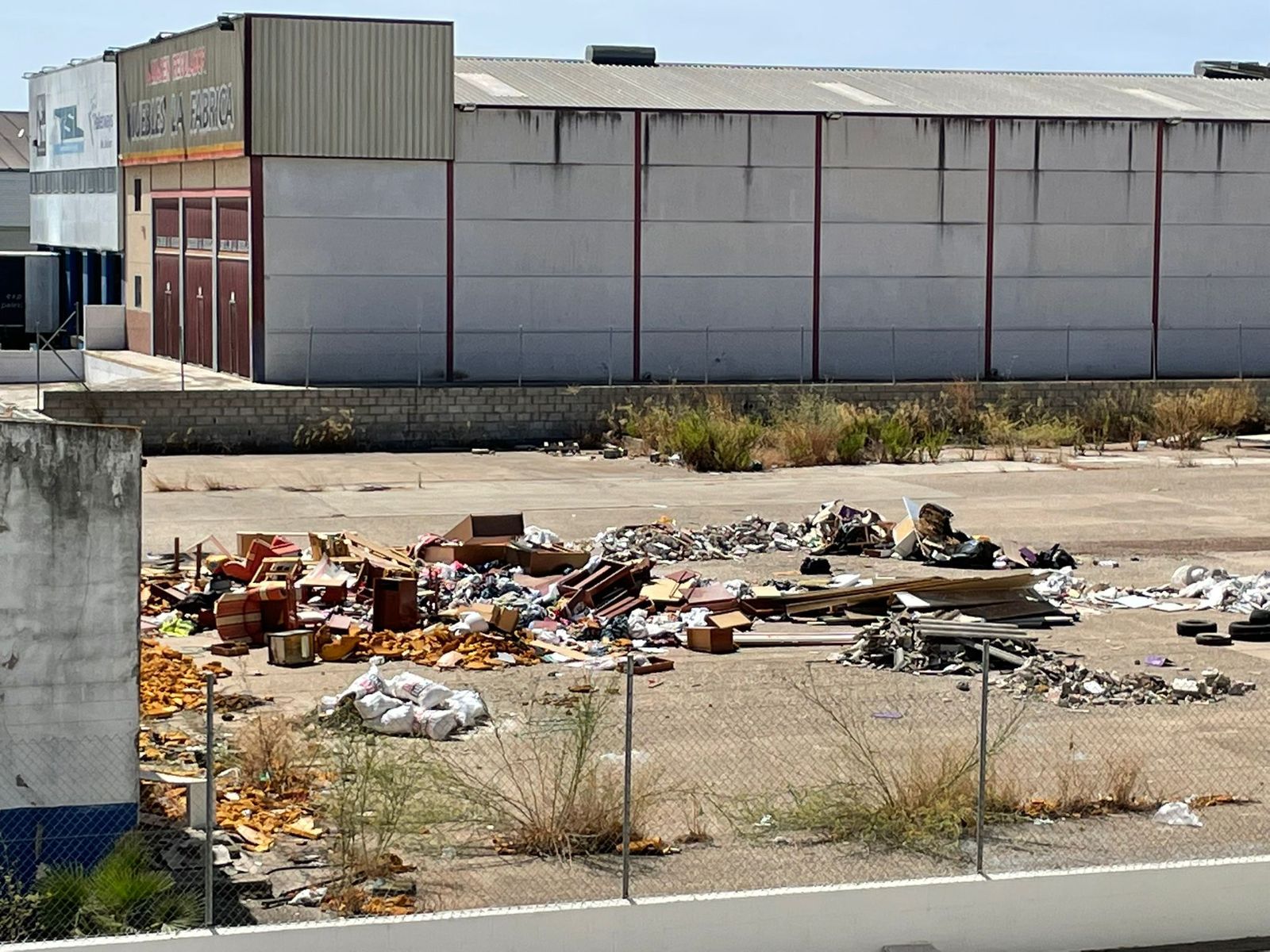 Quejas por la acumulación de basuras en el Polígono Industrial El Portal
