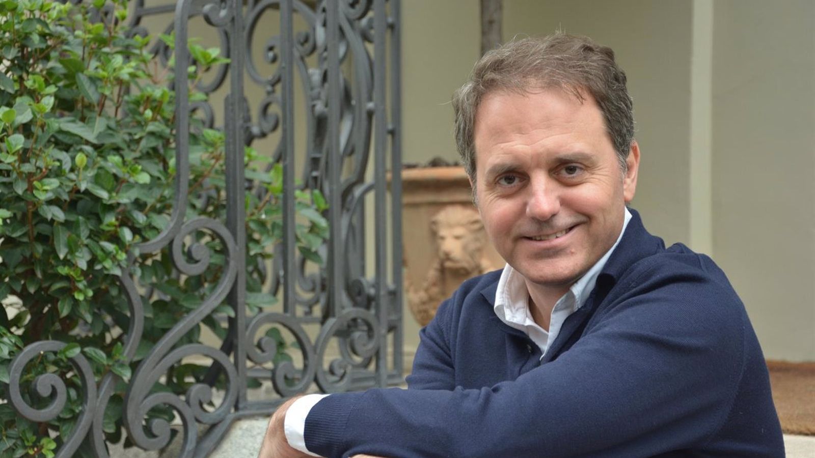 El escritor Domingo Villar