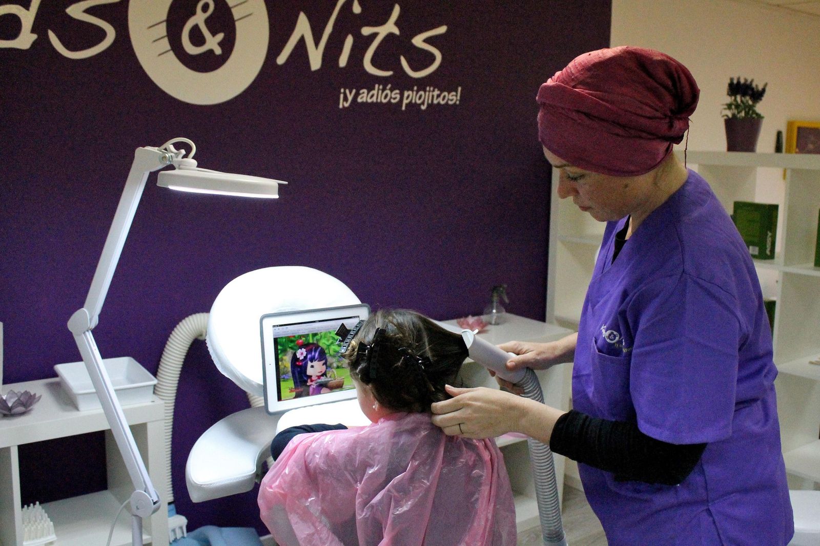 Imagen del proceso de eliminación de piojos