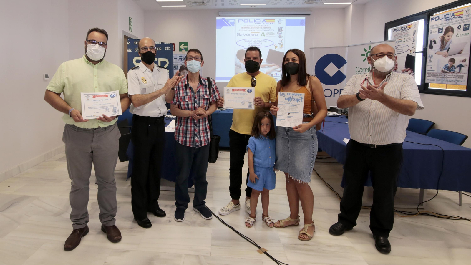 Premios del concurso escolar de infografías sobre riesgos de internet de Diario de Jerez y Policia Nacional