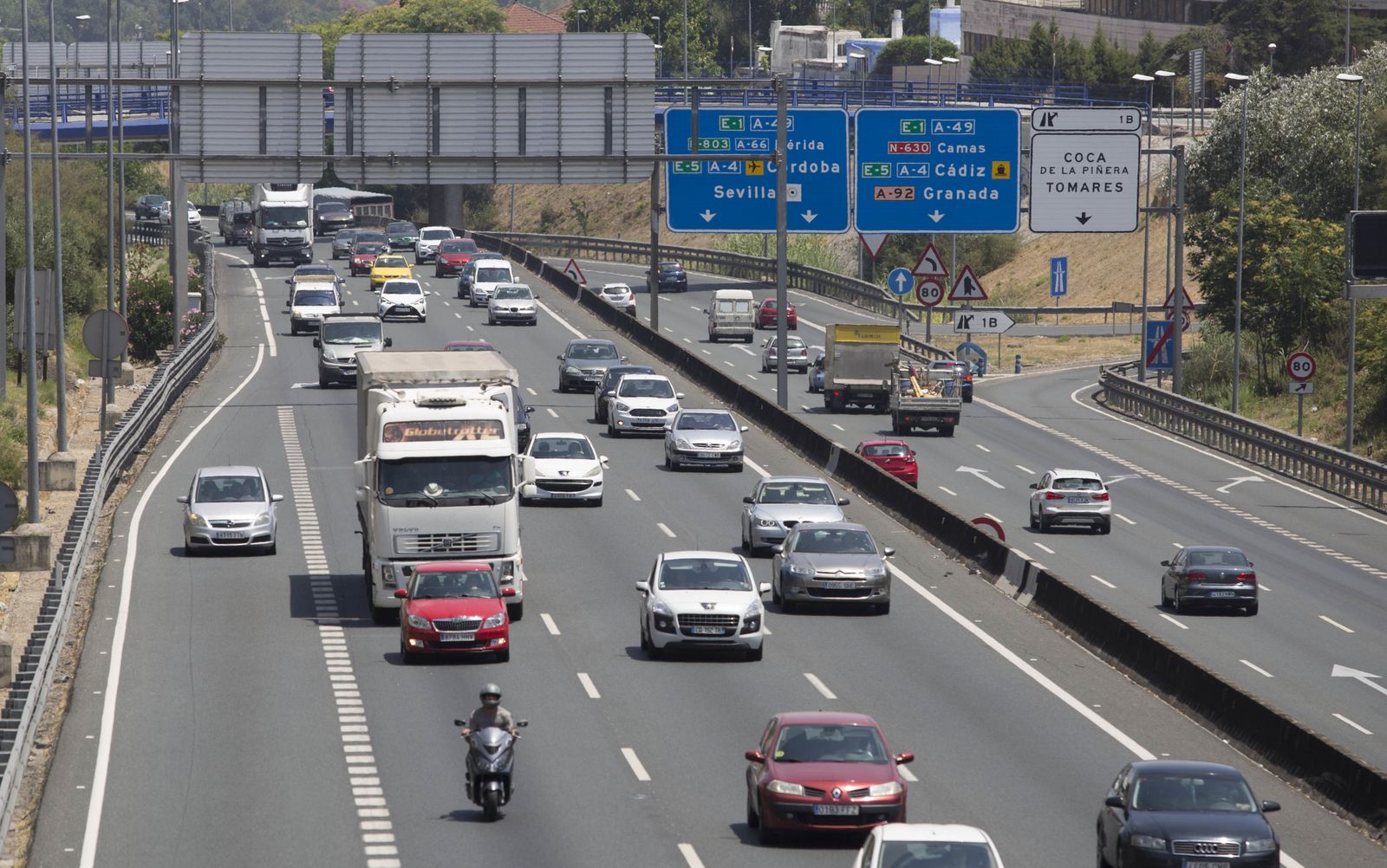 El Gobierno señala que la equiparación del diésel y la gasolina será progresiva y no afectará a los profesionales