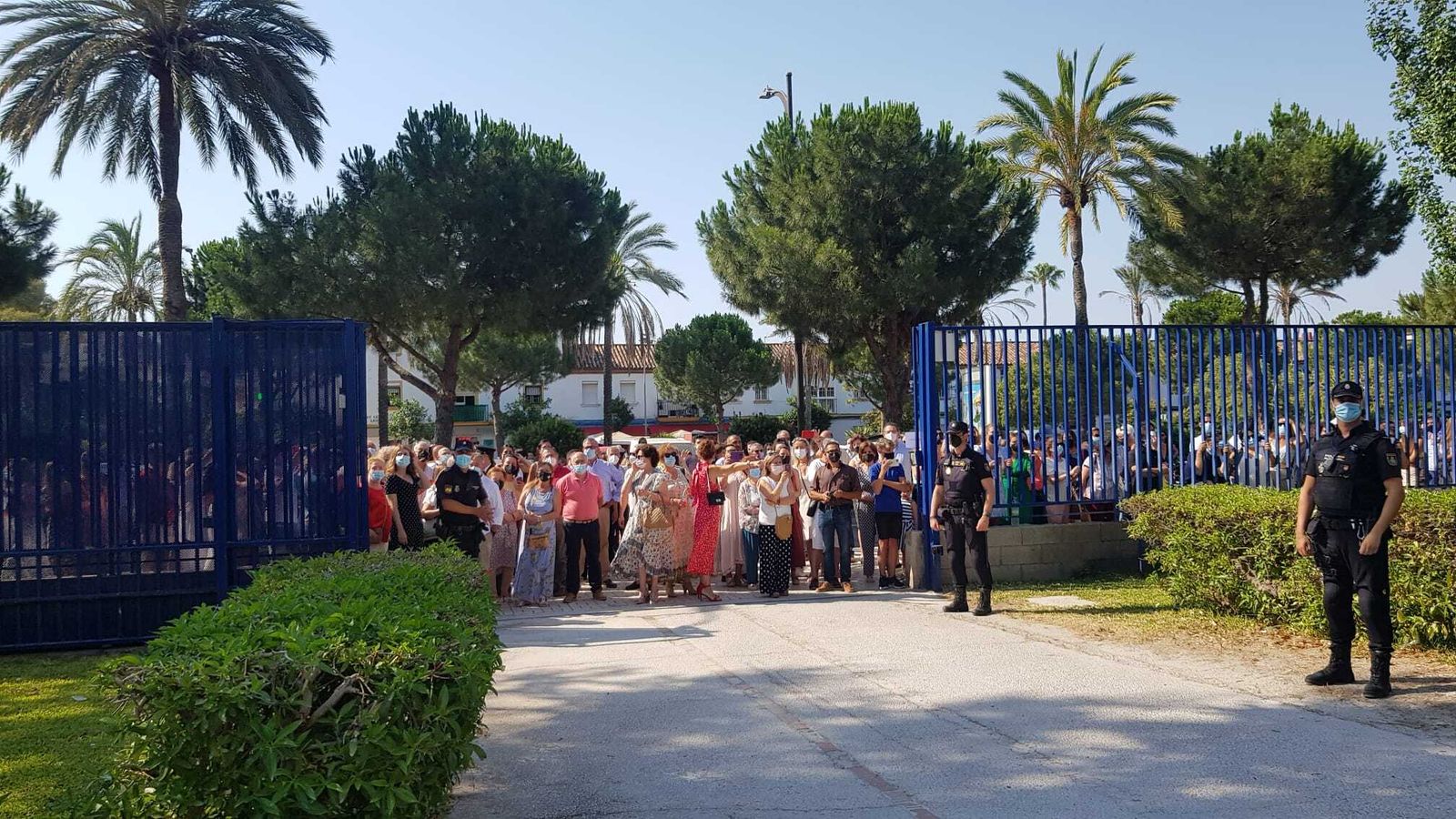 Familiares y amigos esperan en la puerta del polideportivo