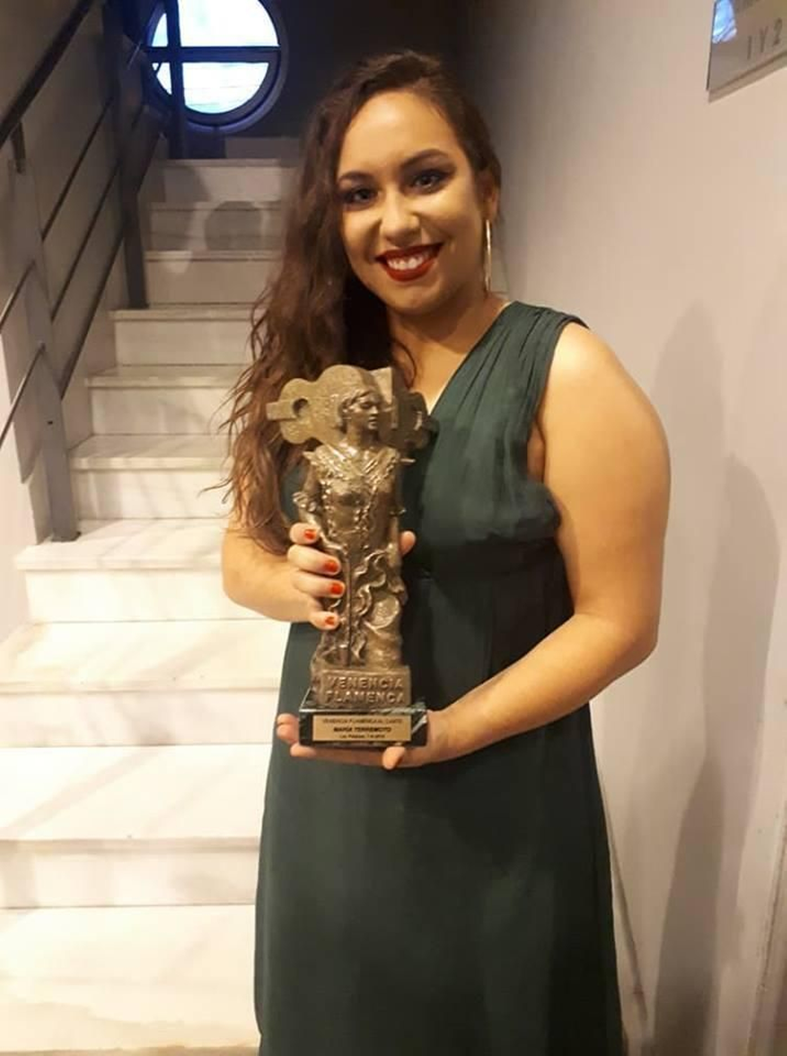 María Terremoto posa con la Venencia Flamenca 2018.