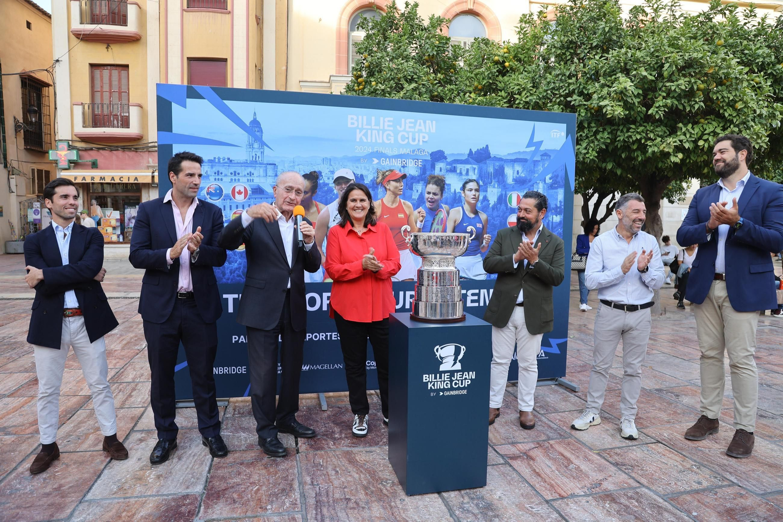 El alcalde De la Torre se anima a jugar con Conchita Martínez en la presentación de la BJKC