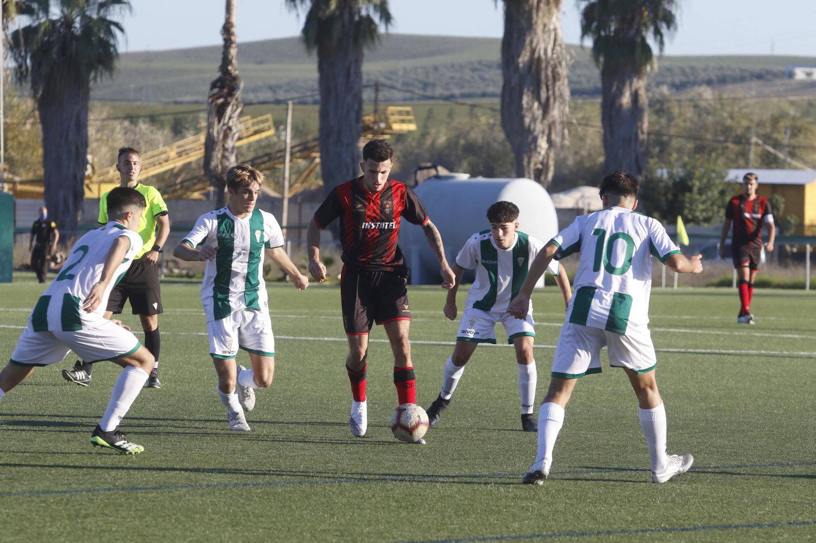 Un jugador del Séneca es presionado por cuatro jugadores del Córdoba.