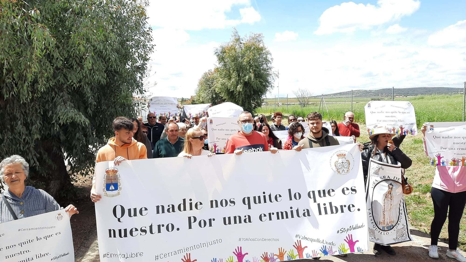 La protesta en Valsequillo contra el cierre del paso a la ermita de la Virgen de Fátima, en imágenes