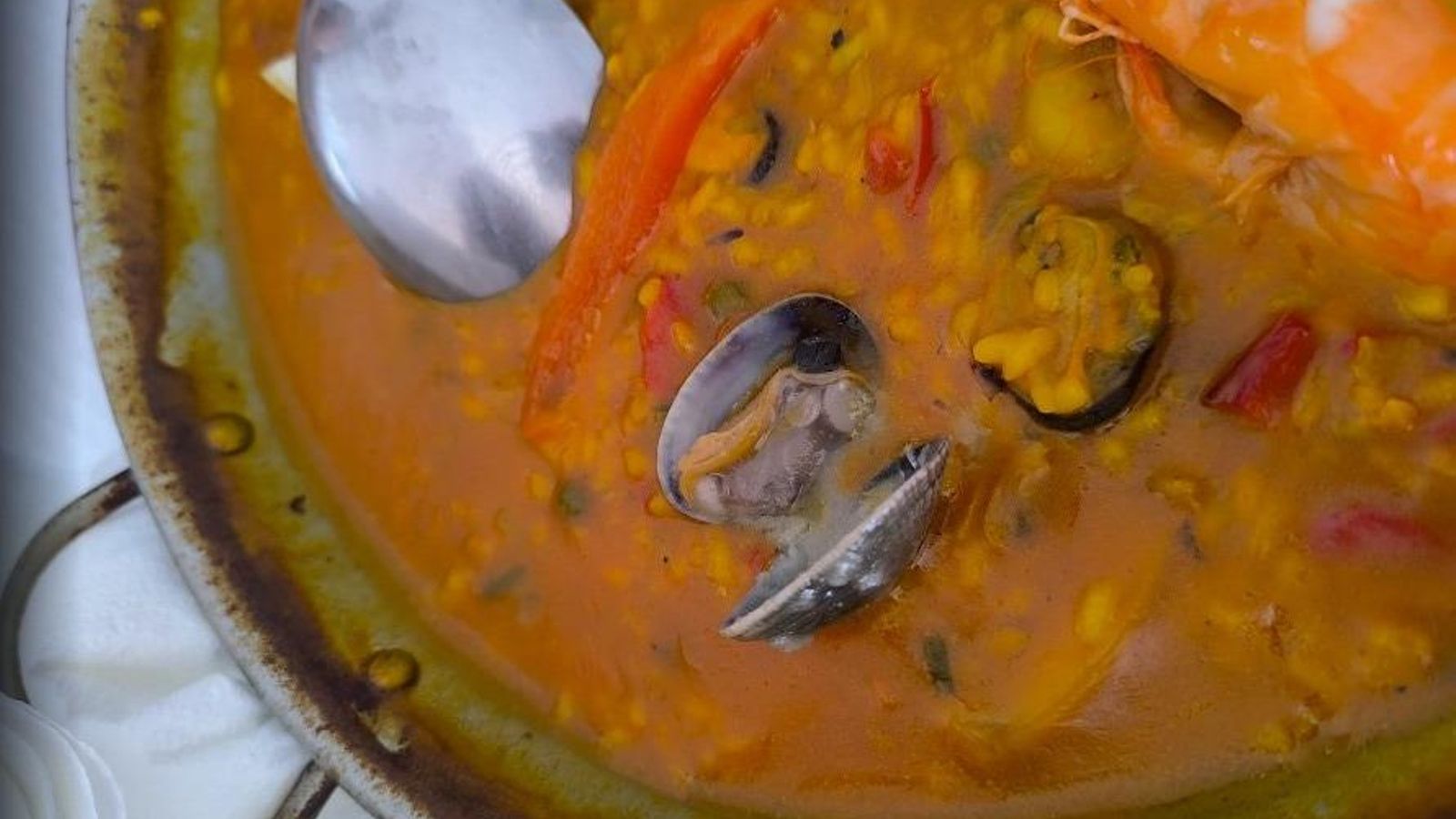 Paella del chiringuito Prospín, ubicado en la playa Las Tres Piedras de Chipiona.