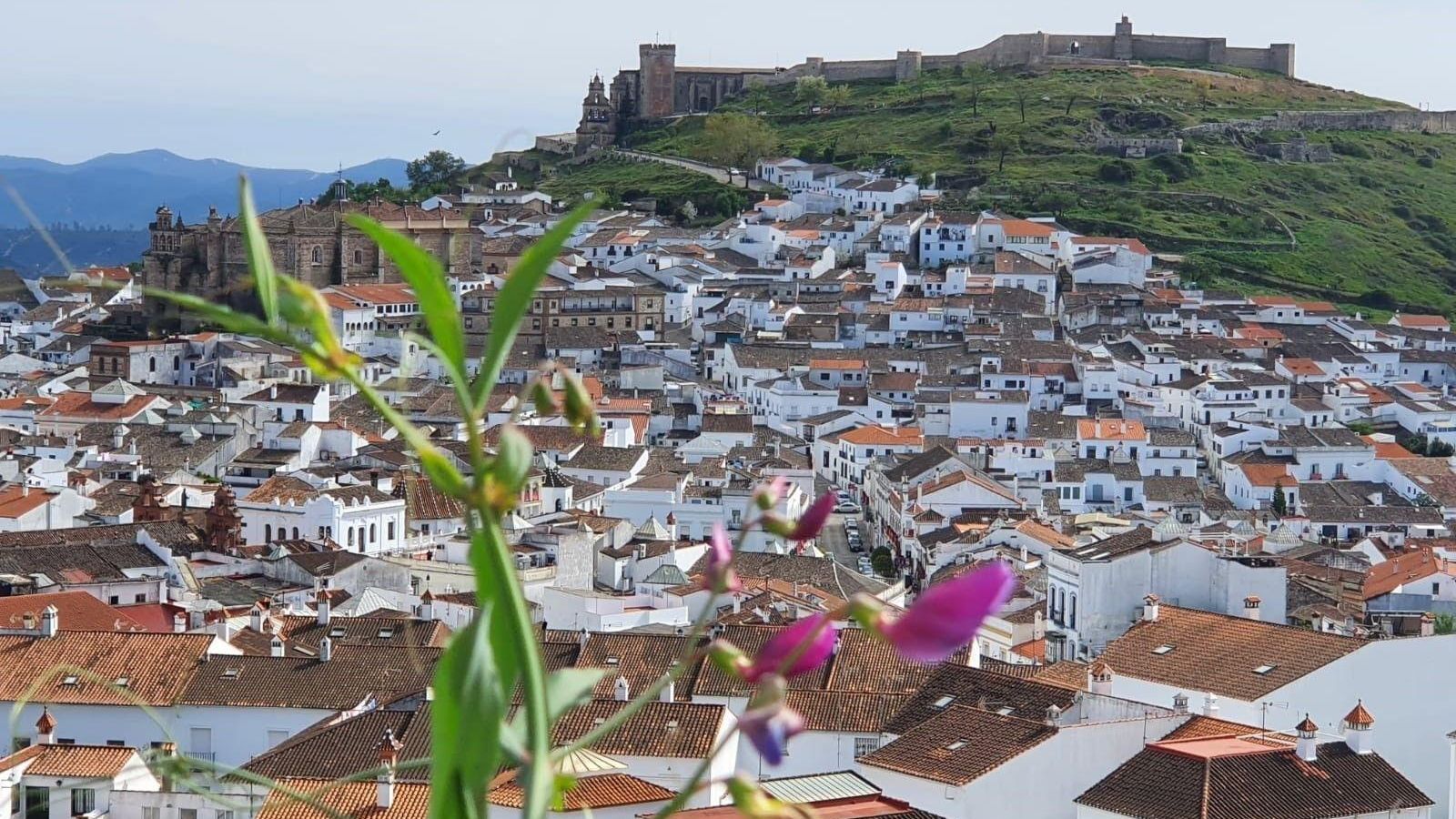 Aracena, con su castillo al fondo. Aracena, con su castillo al fondo.