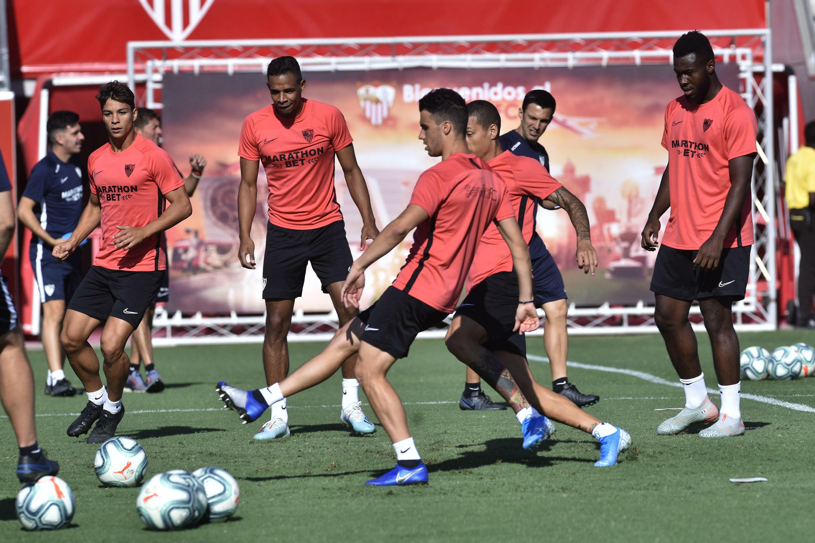 Corchia golpea el balón ante Óliver Torres, Fernando, Arana y Gnagnon en el entrenamiento.