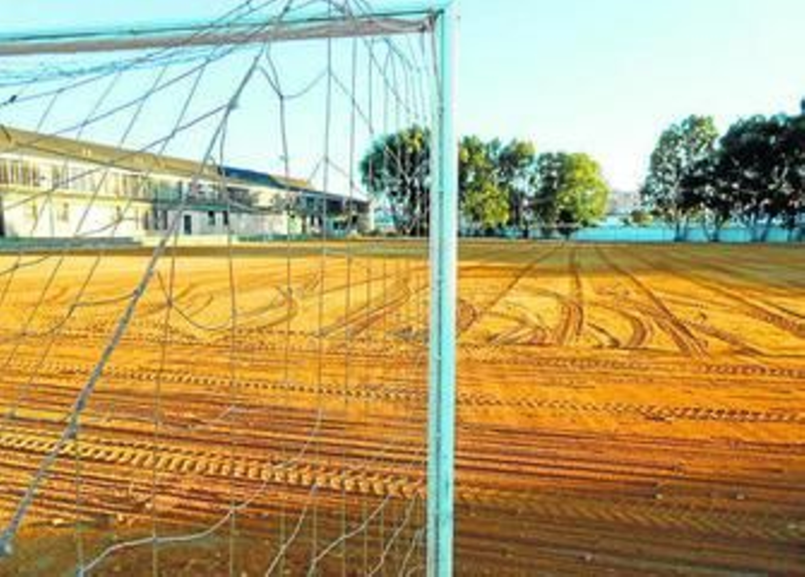 Campo d fútbol del I.E.S. Virgen del Carmen a la espera de ser nivelado