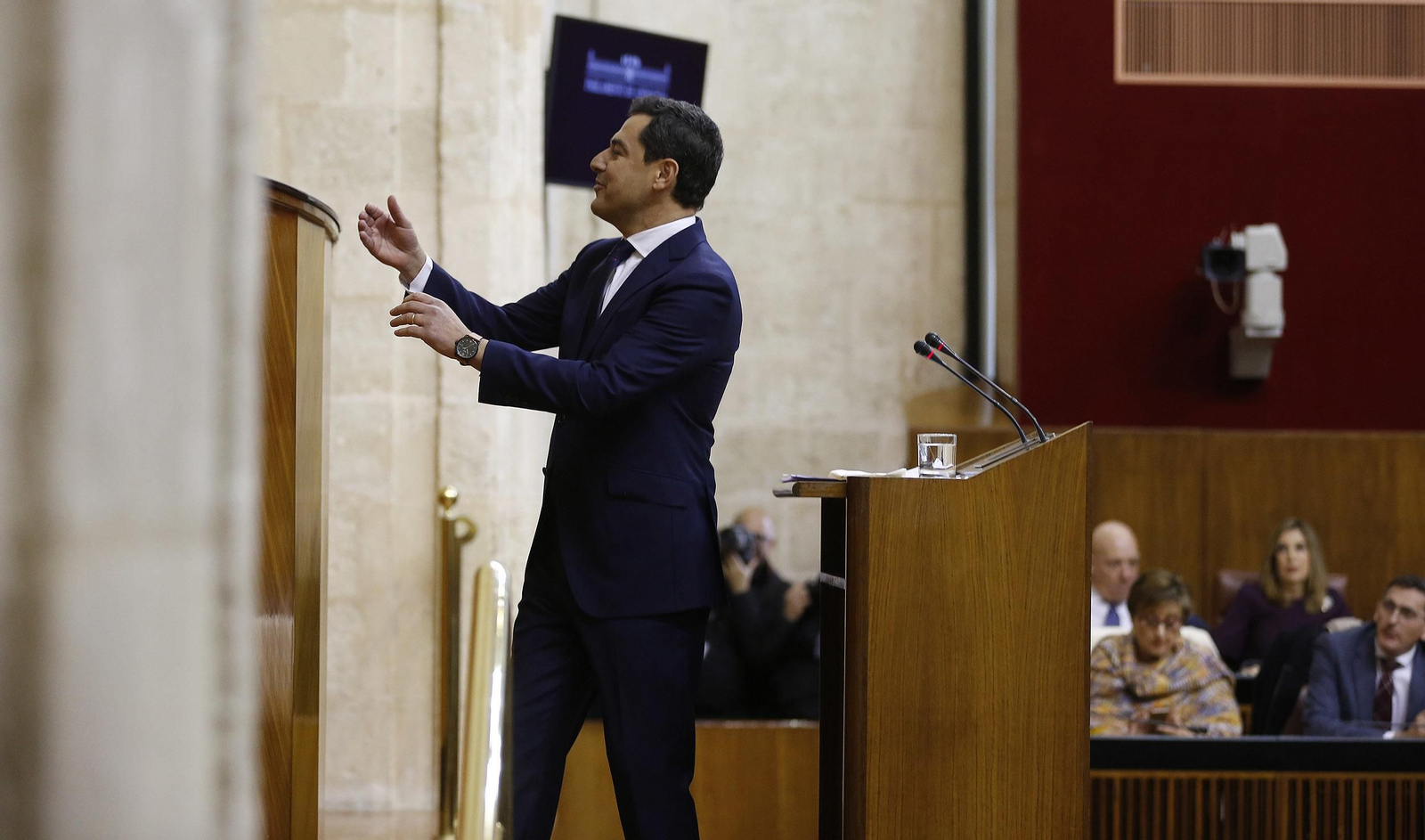 Las imágenes de la sesión de investidura de Juanma Moreno