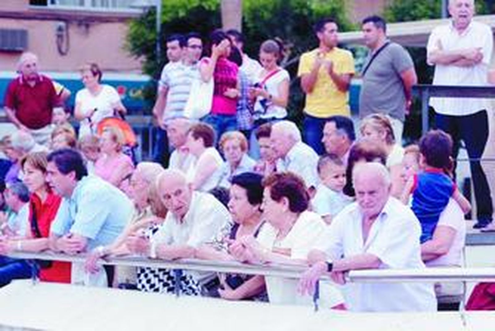 Uno de los grupos que se encontraban disfrutando del concierto ayer en La Rambla.