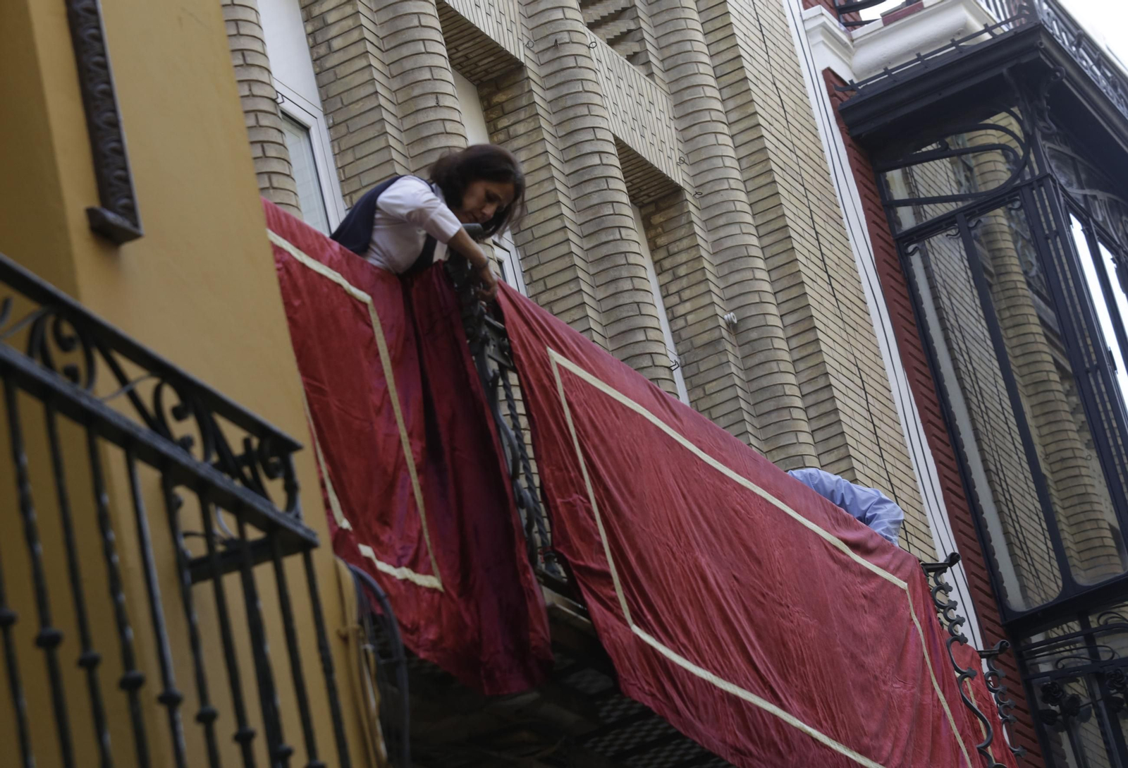 Engalan un balcón para la Semana Santa, en una imagen de archivo.