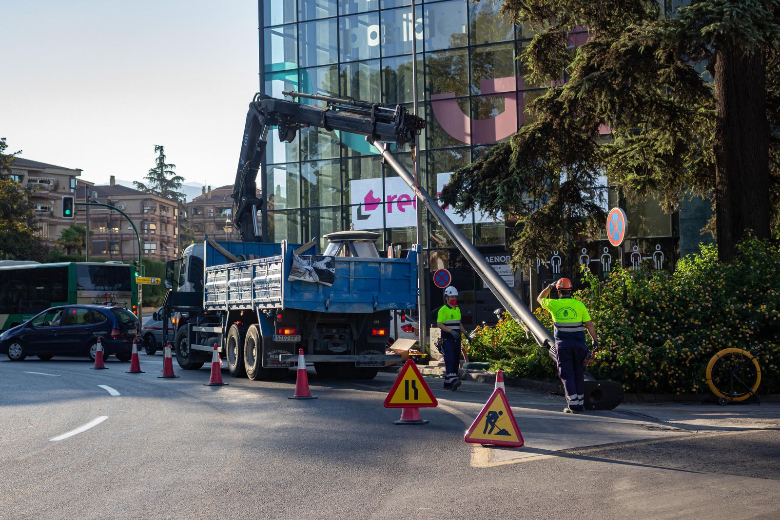 Obras de instalación de las nuevas luces en la glorieta Rotary