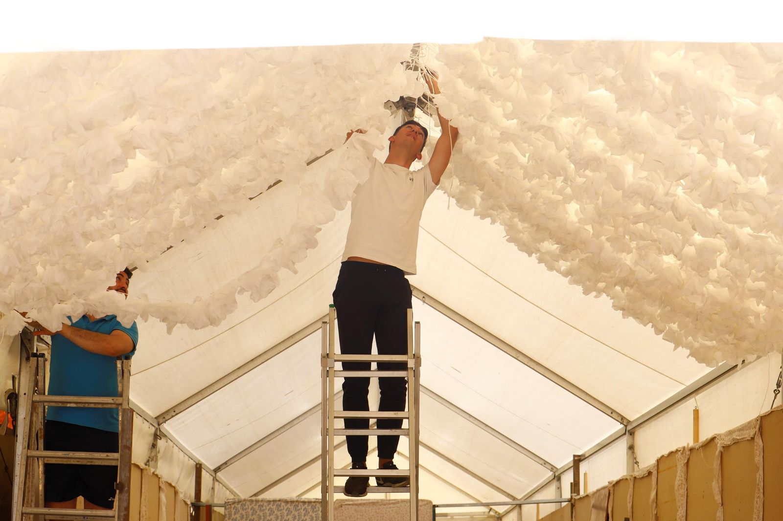 Los preparativos de las casetas de la Feria de Córdoba, en imágenes