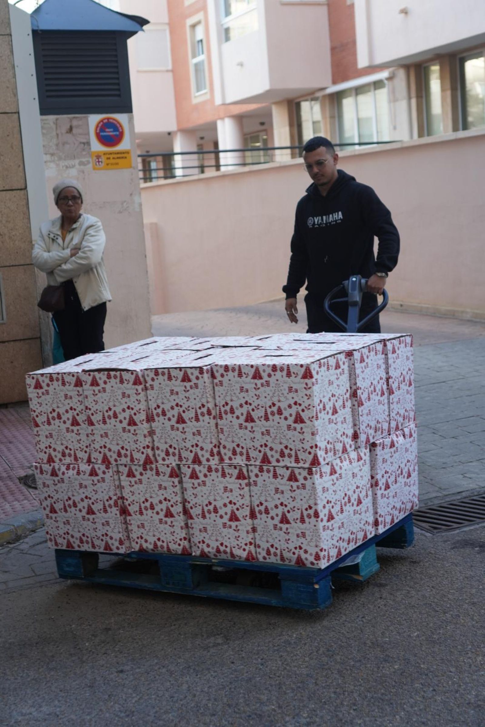 Esta asociación de colombianos de Almería celebra 20 años con 200 cestas de la compra a quienes más lo necesitan