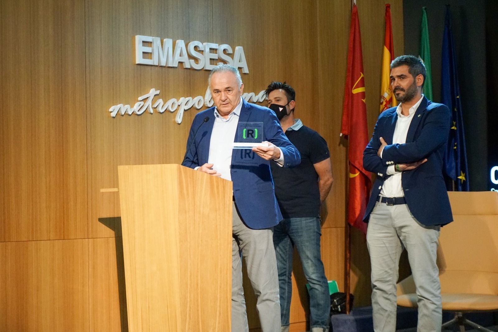 Rafael Gordillo, director de la Fundación RBB, en el momento de recoger el premio.