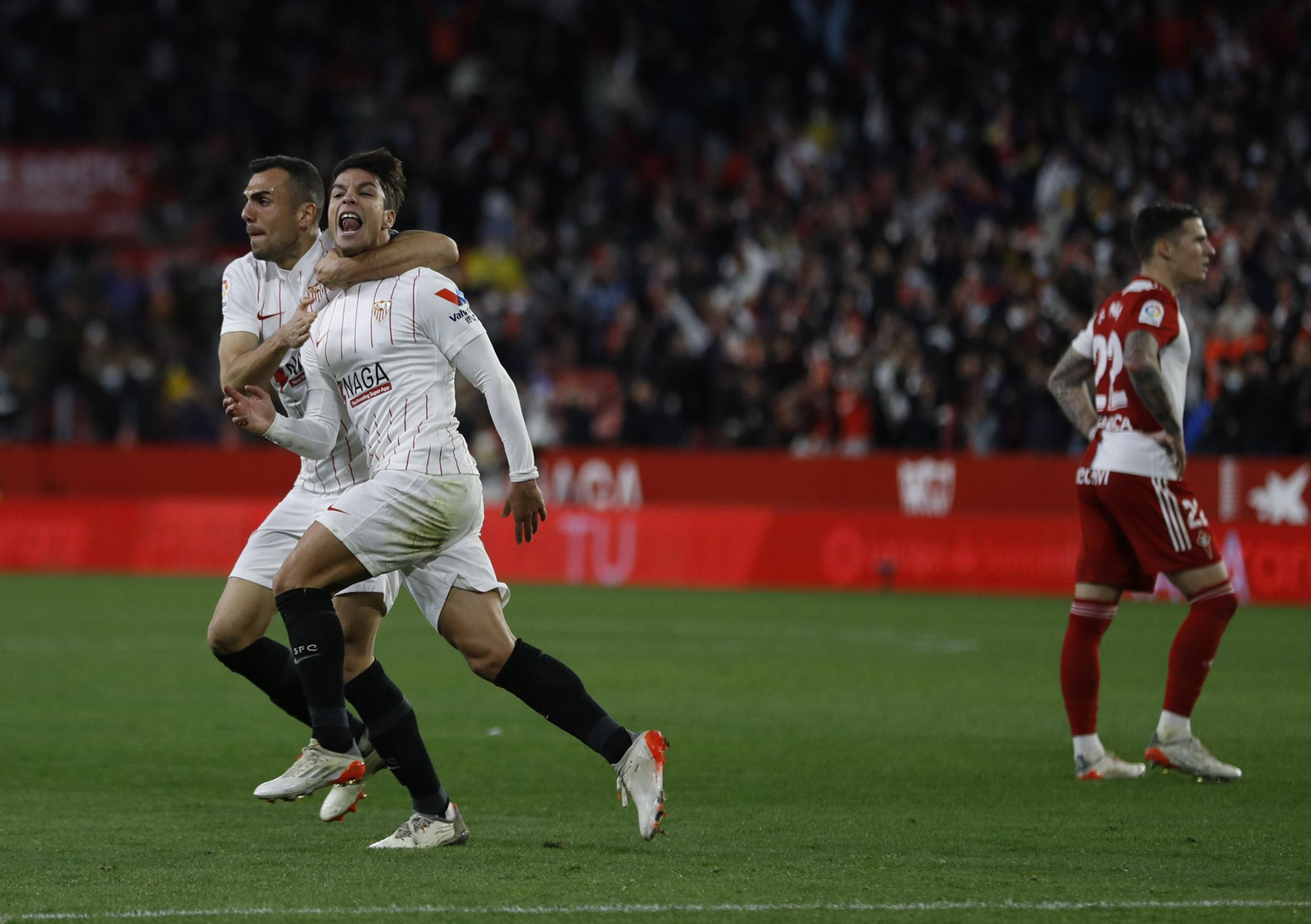 Óliver Torres celebra con rabia el 2-2 ante el Celta junto a Joan Jordán.