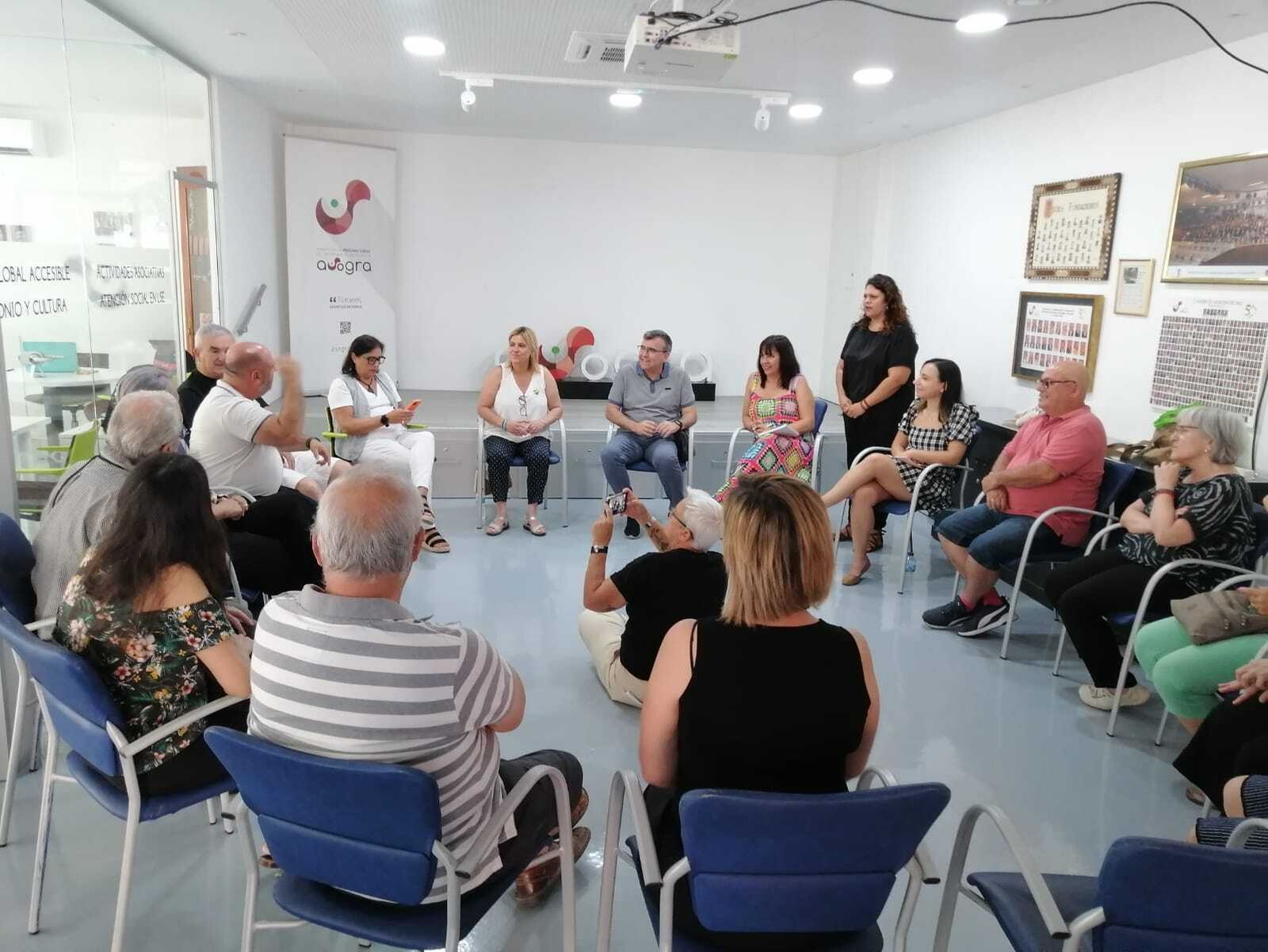 Encuentro de candidatos del PSOE con la Asociación Pro Inteligencia Límite Granada