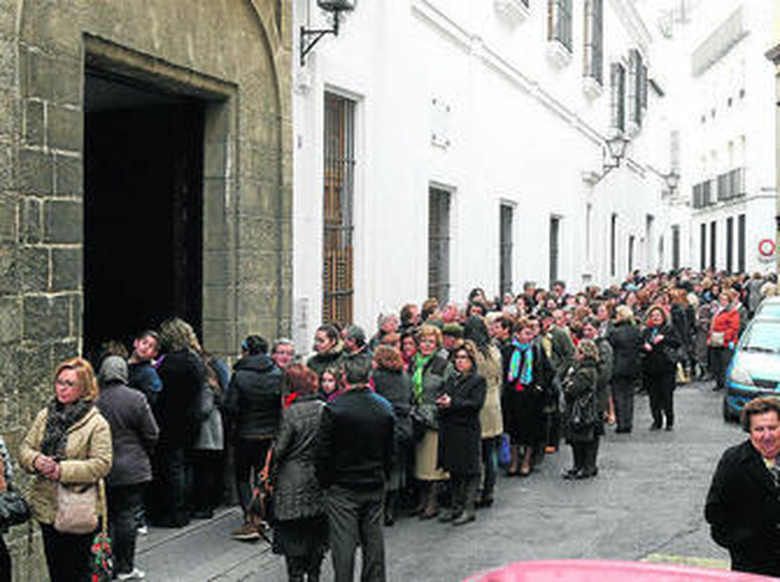 Colas para entrar ayer en el convento de las hermanas de la Cruz.