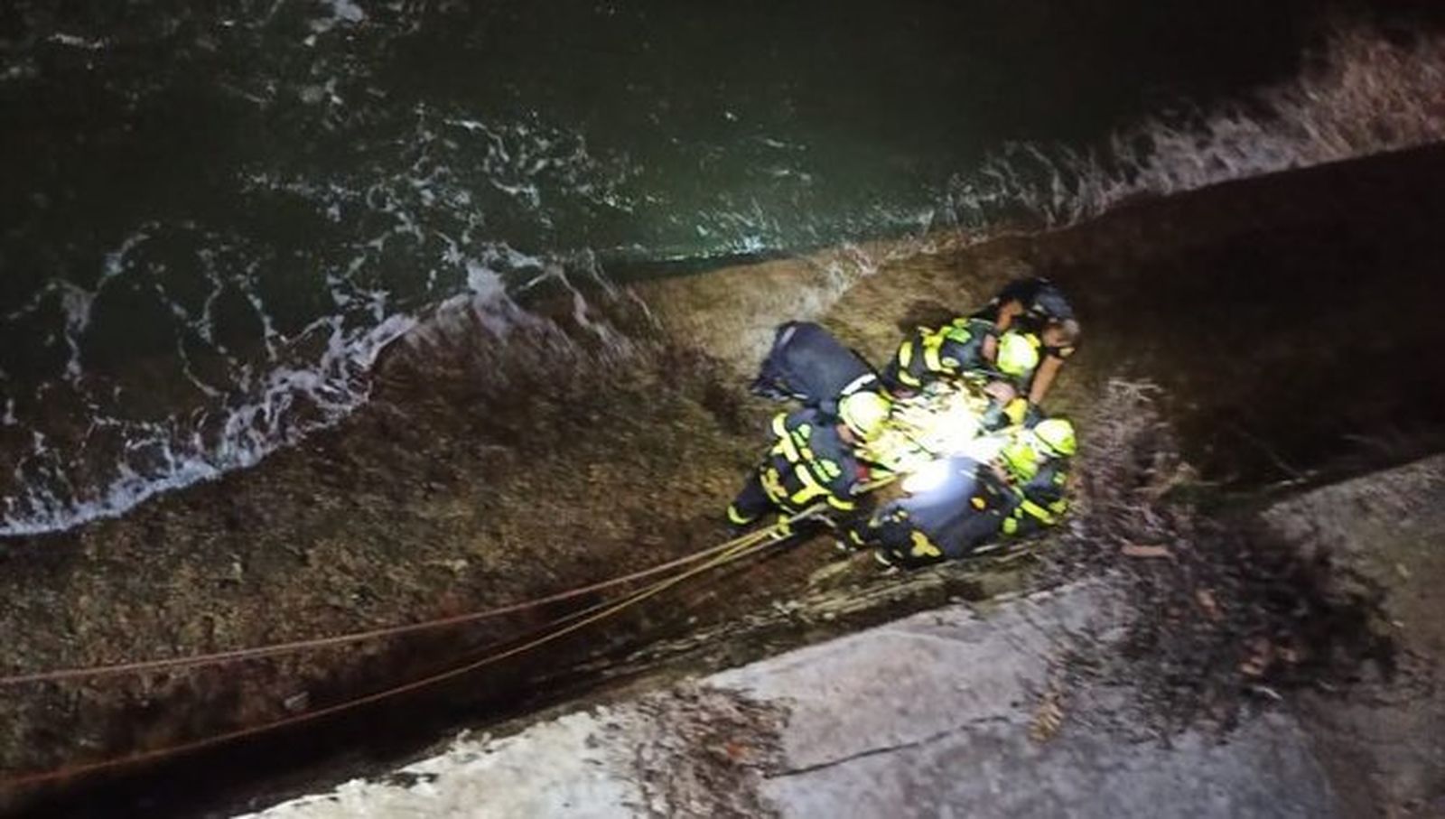 Momento del rescate por parte de Bomberos.