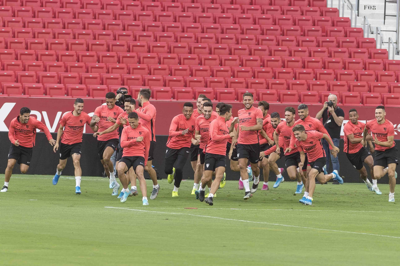 Los jugadores del Sevilla, jocosos y alegres, en uno de los ejercicios lúdicos de la víspera.