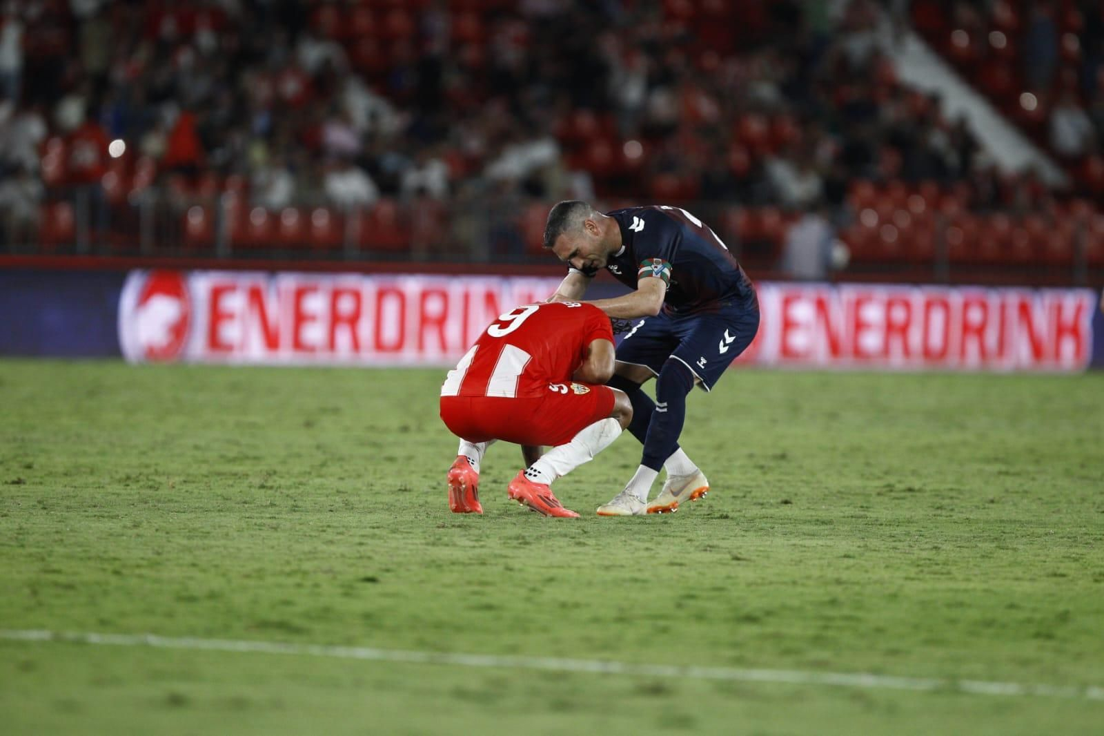 Arbilla, capitán del Eibar, se interesa por el estado de Suárez al término del duelo con empate a dos