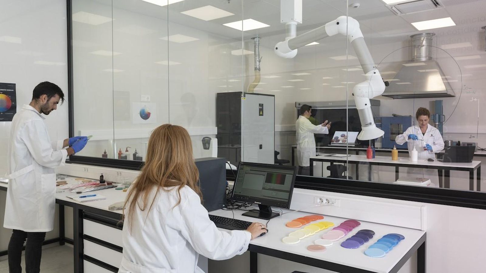 El equipo de I+D+i en el laboratorio de Cosentino.