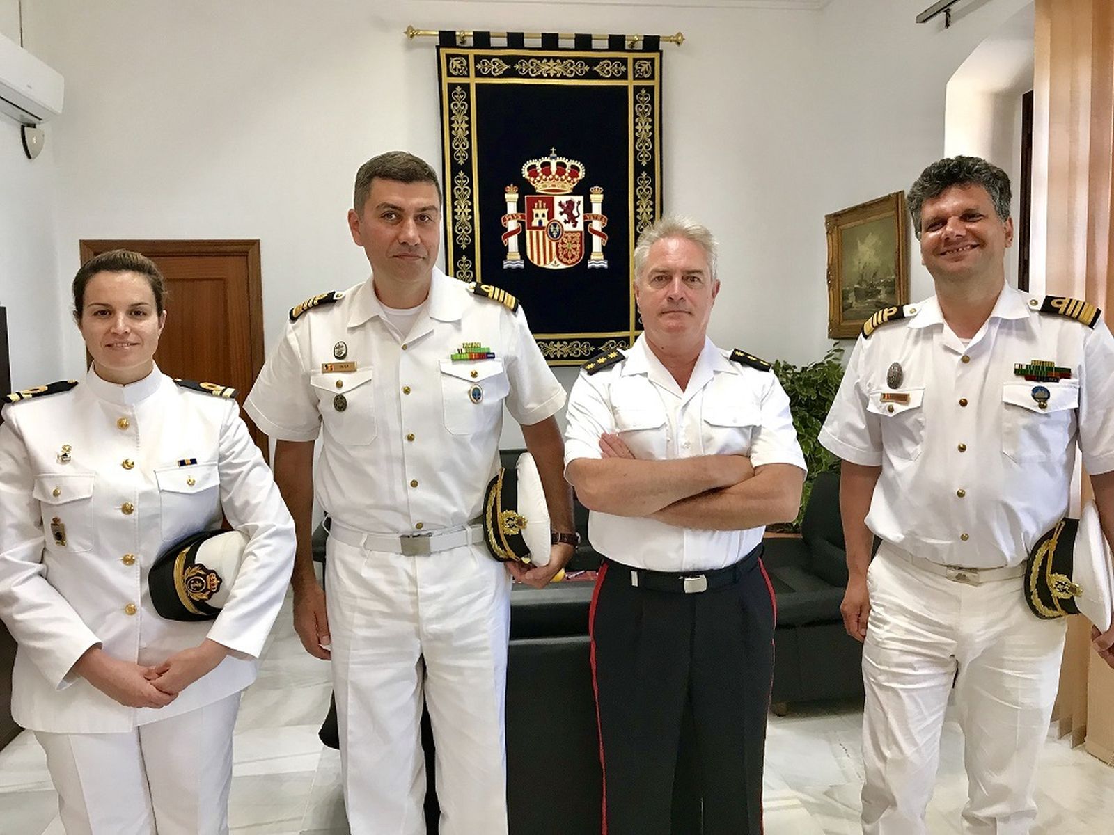 El subdelegado de Defensa con los representantes del buque 'Mircea'