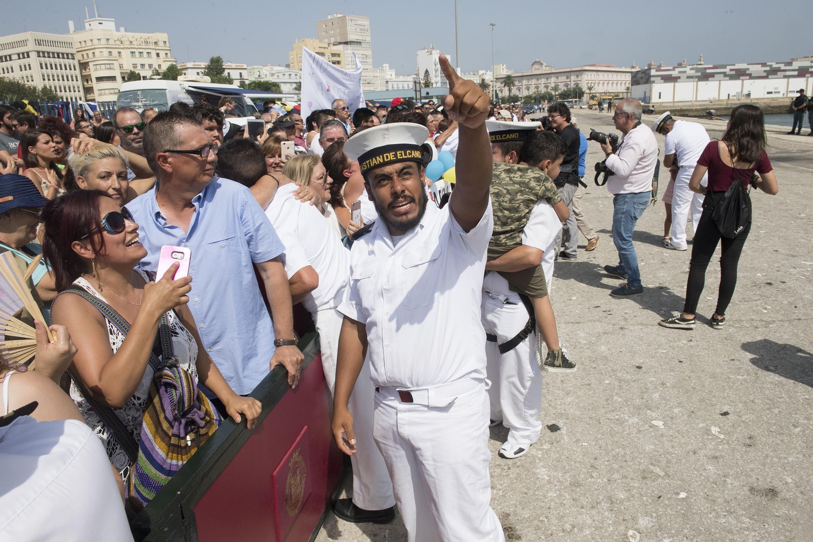 Imágenes de la llegada del 'Juan Sebastián de Elcano' a Cádiz.