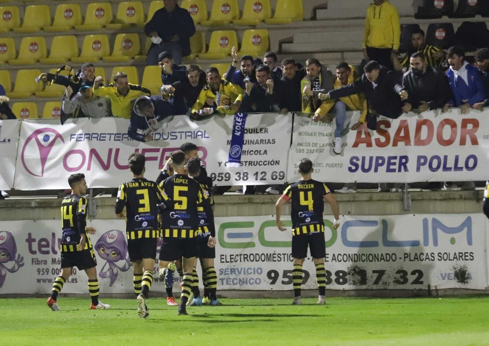 Celebración de uno de los goles del San Roque de Lepe.