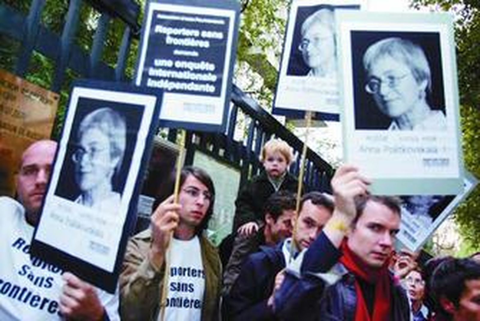 Compañeros de trabajo de Anna Politkovskaya se manifestaron tras su muerte.