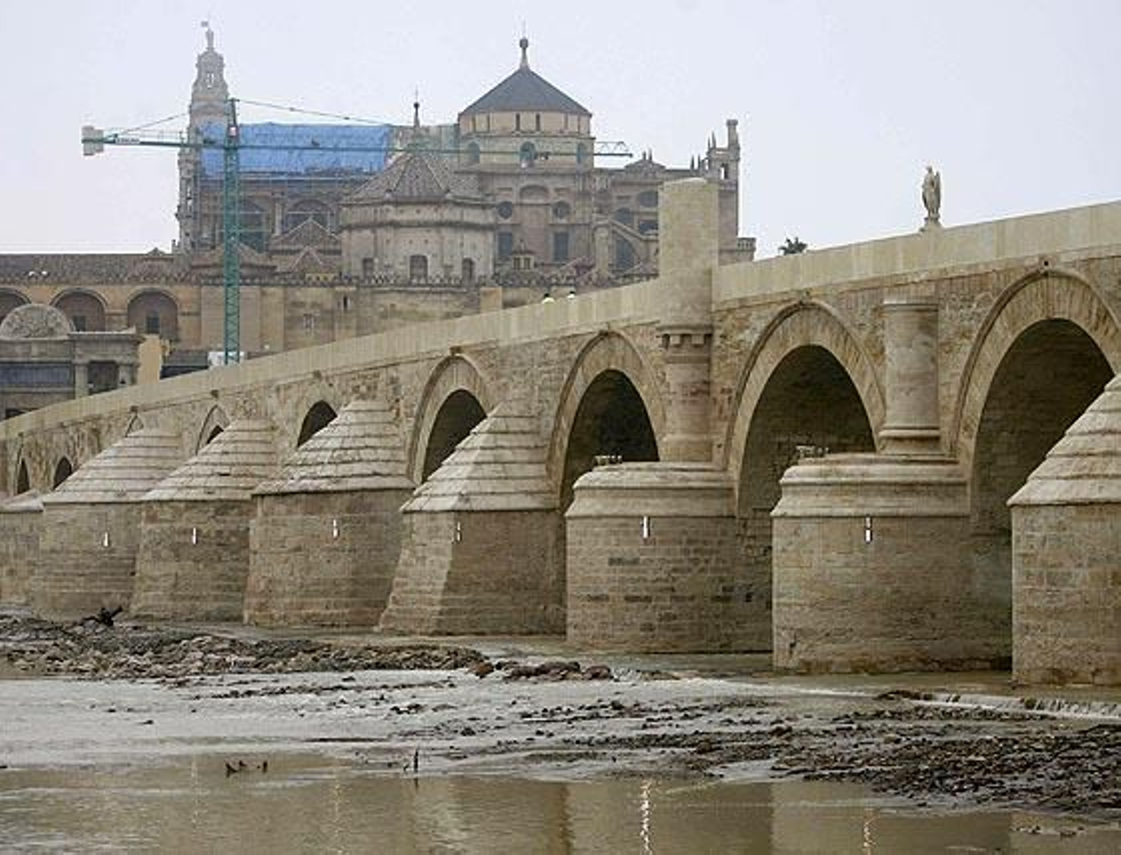 Chaves avala la restauración "escrupulosa" del Puente Romano, aunque entiende el debate