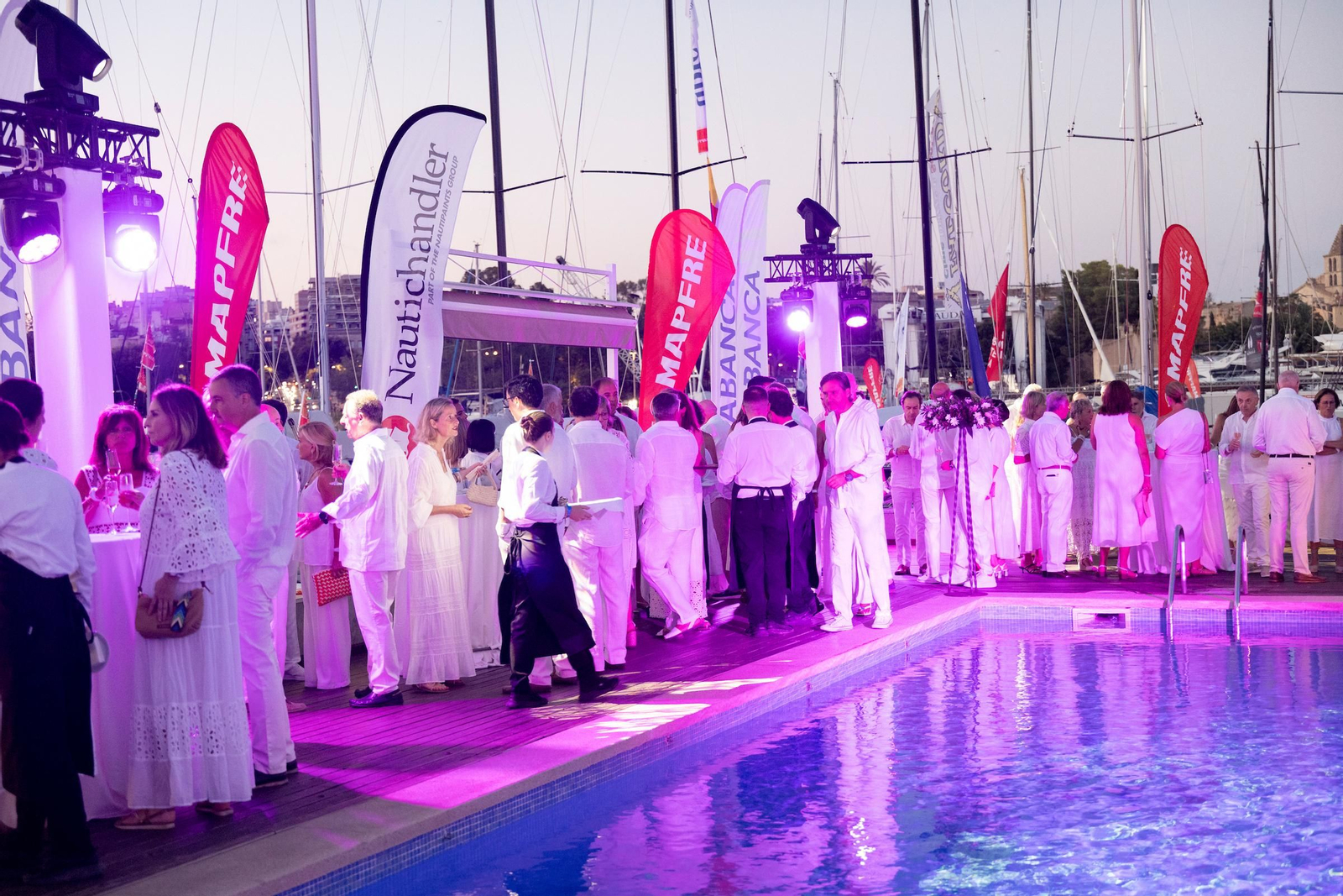 Búscate en el Cóctel de Blanco de la Copa del Rey Mapfre de vela